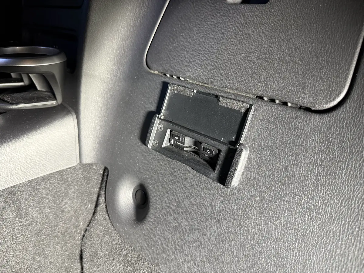 ETC 車載器の正面。カードの挿入口が見える